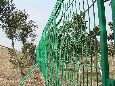 金属护栏网立柱施工方法
