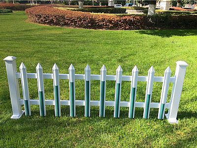 PVC草坪护栏用其点缀于庭院绿池、园林小径、城市大道之间